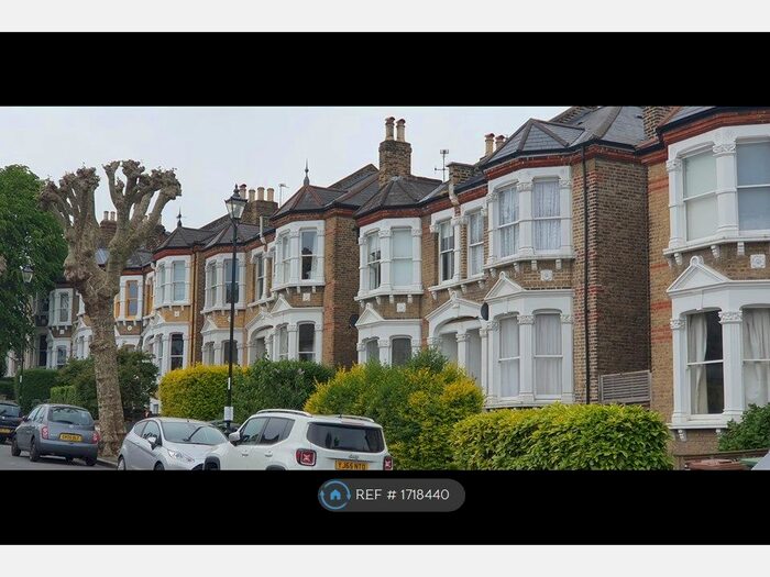 2 Bedroom Flat To Rent In First Floor, London, SE14