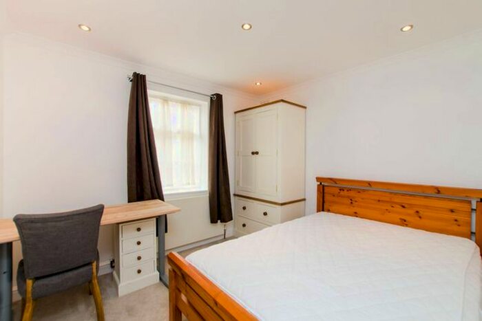 2 Bedroom Property To Rent In Hoyle Road, Tooting Broadway, London, SW17
