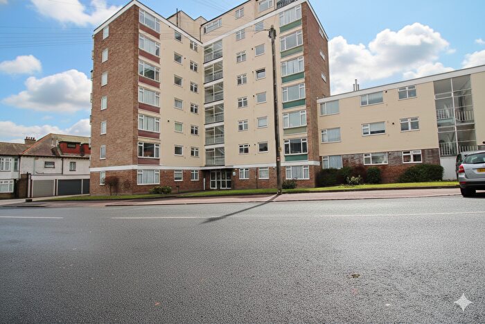 2 Bedroom Flat For Sale In Grand Drive, Leigh-On-Sea, SS9
