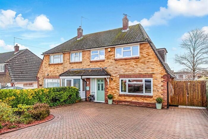 3 Bedroom Semi-Detached House For Sale In Willow Tree Avenue, Waterlooville, PO8