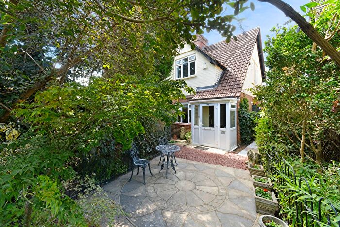 3 Bedroom Semi-Detached House For Sale In Pondfield Road, Farncombe, GU7
