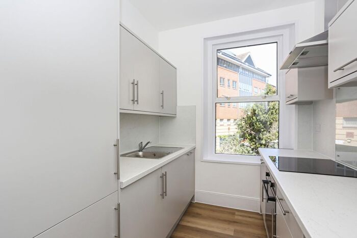 3 Bedroom Flat To Rent In Masons Hill, Bromley, BR2