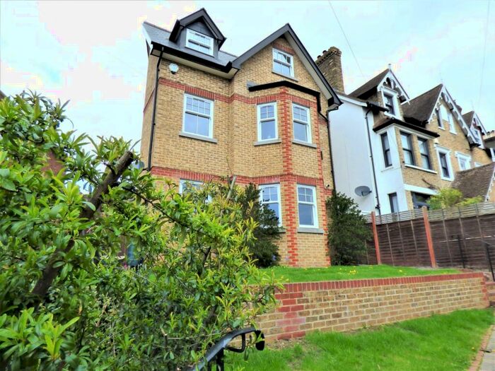 4 Bedroom Detached House To Rent In Leatherhead, KT22