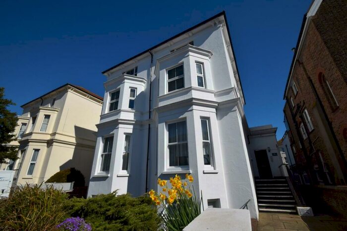 1 Bedroom Flat To Rent In College Road, Eastbourne, BN21
