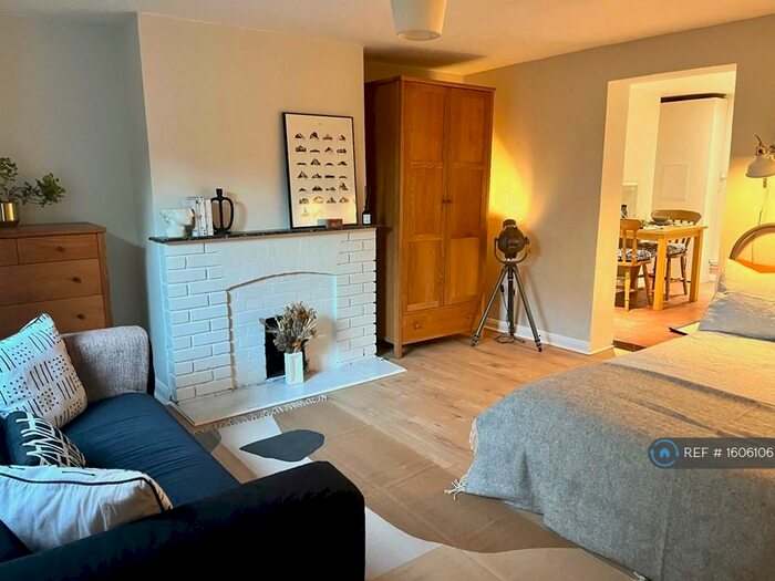 Studio To Rent In Commercial Way, London, SE15