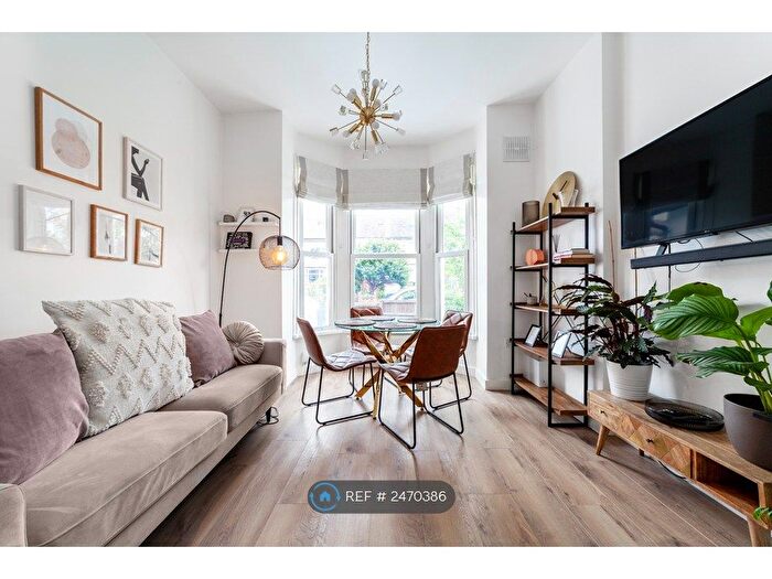 2 Bedroom Flat To Rent In Auckland Hill, London, SE27