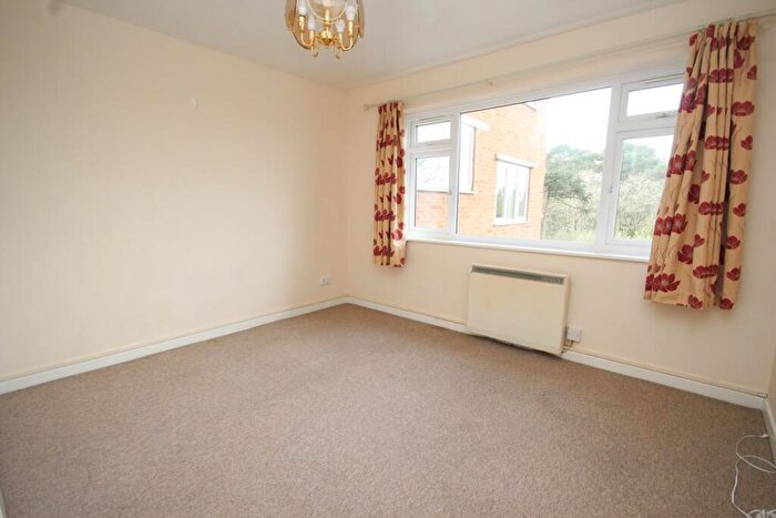 2 Bedroom Apartment For Sale In West Cliff Road, Bournemouth, BH4