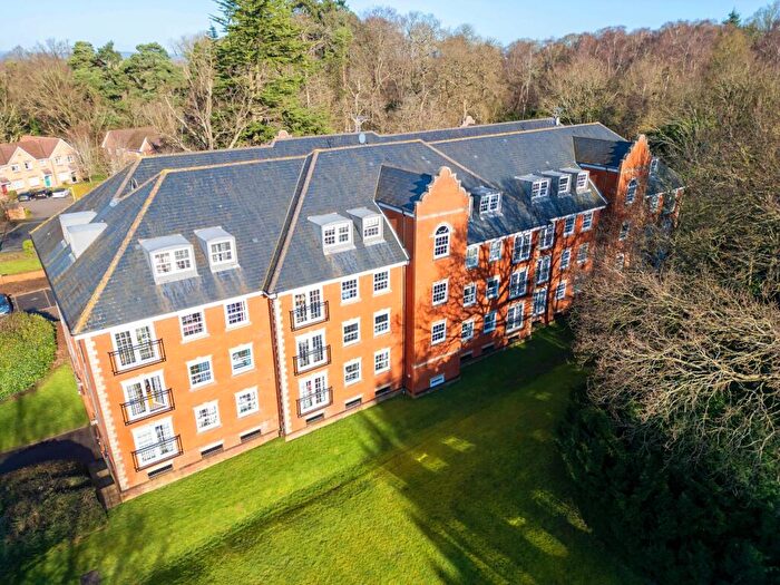 3 Bedroom Apartment For Sale In Keephatch Park, Wokingham, RG40
