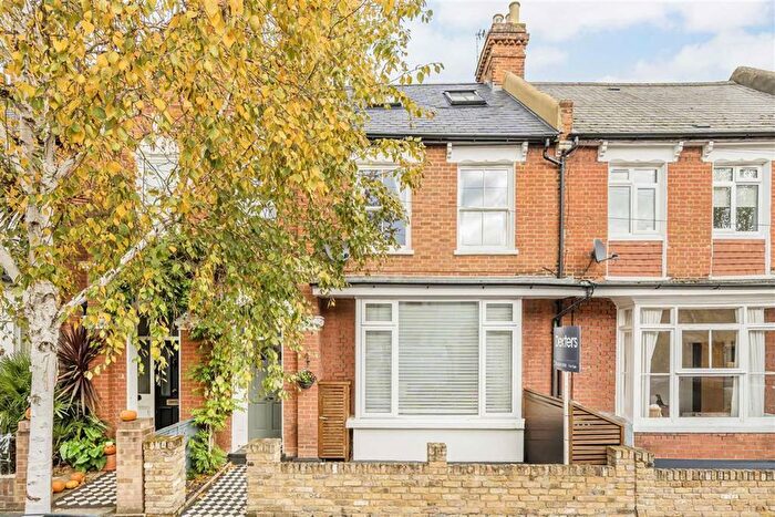 2 Bedroom Flat For Sale In Royal Road, Teddington, TW11