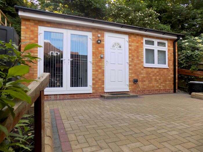 1 Bedroom Bungalow To Rent In Ashburnham Road, Luton, Bedfordshire LU1