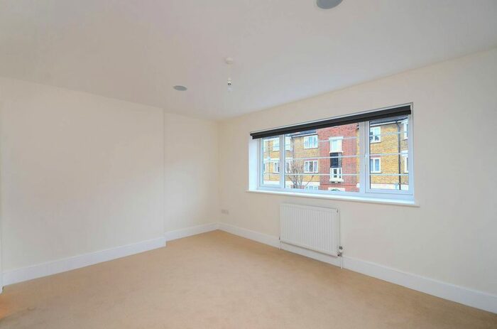2 Bedroom Flat To Rent In Tooting Grove, Tooting, London, SW17
