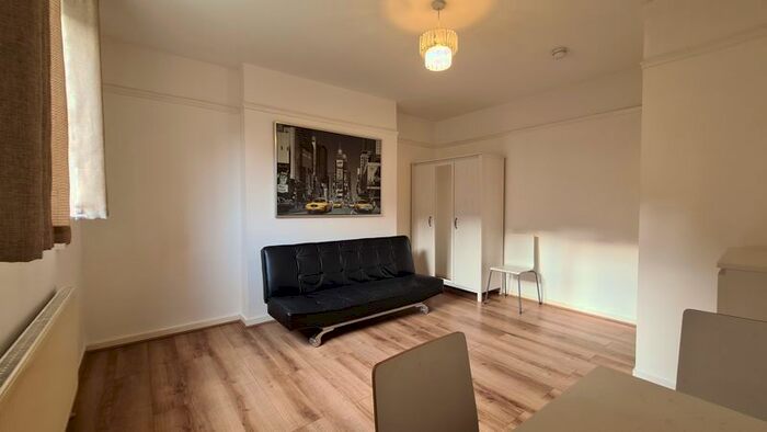 3 Bedroom Flat To Rent In Avondale Square, London, SE1
