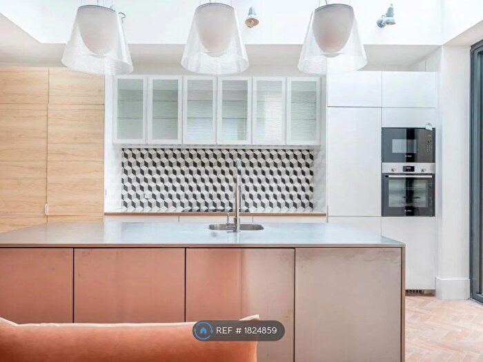 3 Bedroom Semi-Detached House To Rent In Glasslyn Road, London, N8