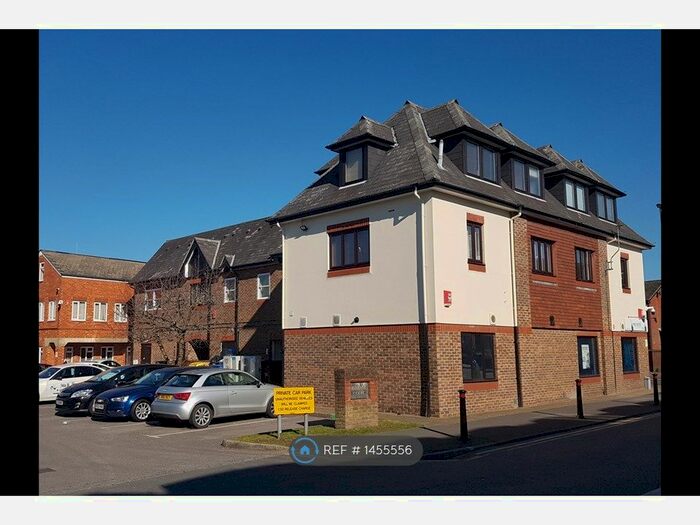 1 Bedroom Flat To Rent In Station Road, Egham, TW20