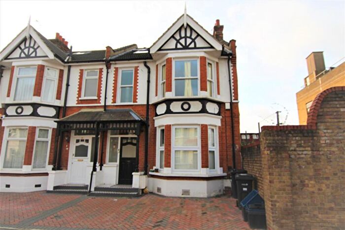 2 Bedroom Flat To Rent In Gordon Road, Wanstead, E11