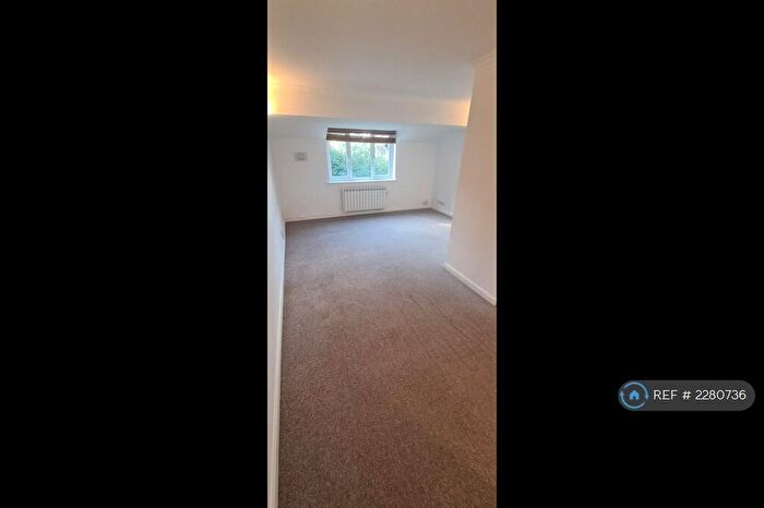 1 Bedroom Flat To Rent In Maple Court, Bracknell, RG12