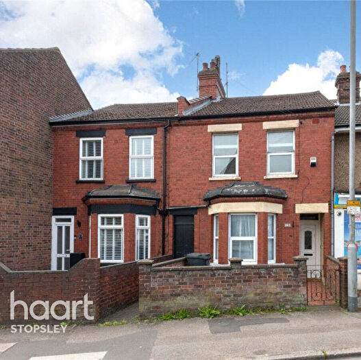 3 Bedroom Terraced House For Sale In Stockingstone Road, Luton, LU2