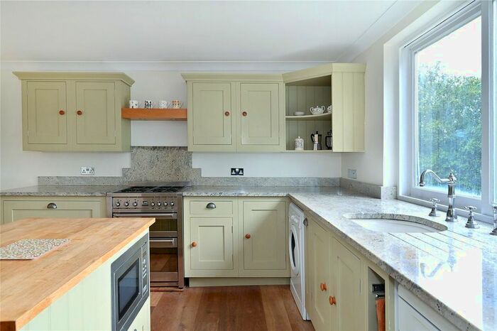 2 Bedroom Flat To Rent In Holland Park Avenue, London, W11