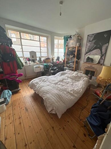 2 Bedroom Flat To Rent In Flat, - Myrdle Street, E1