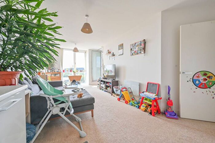 2 Bedroom Flat For Sale In Kd Tower, Cotterells, Hemel Hempstead, HP1