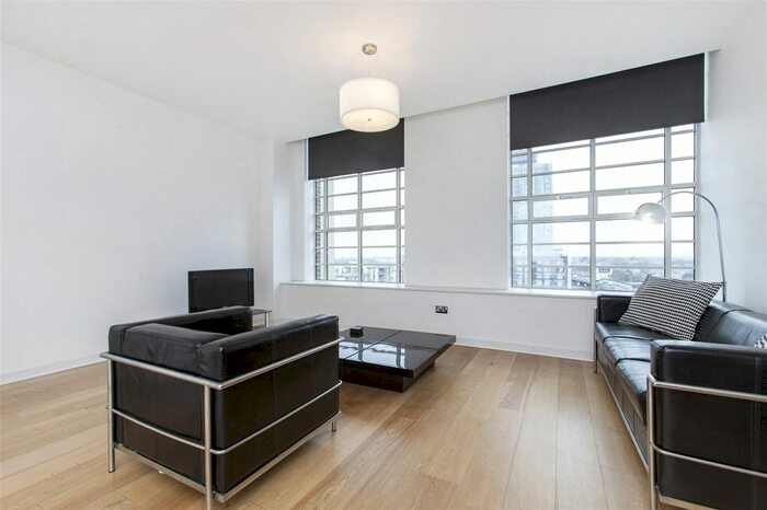 3 Bedroom Flat To Rent In Wallis House, Great West Road, TW8