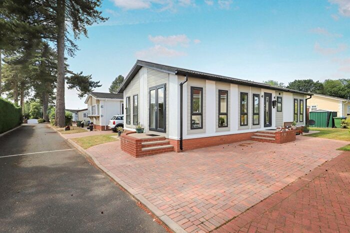 2 Bedroom Mobile/park Home For Sale In Holyhead Road, Albrighton, Wolverhampton, WV7