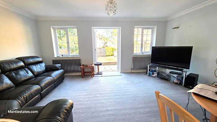3 Bedroom Terraced House For Sale In Laurel Drive, Winchmore Hill, N21