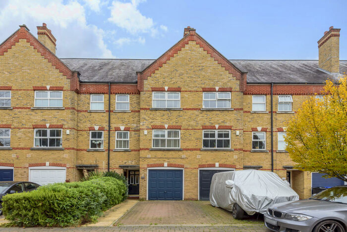 4 Bedroom Terraced House To Rent In Silistria Close, Knaphill, Woking, GU21