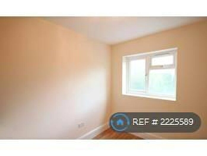 Studio To Rent In Willesden Green, London, NW2