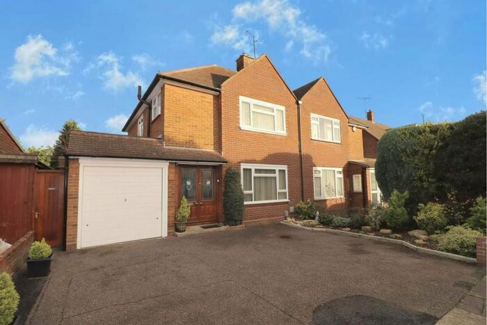 3 Bedroom Semi-Detached House To Rent In Blandford Avenue, Luton, LU2