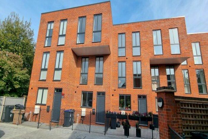 4 Bedroom Town House To Rent In Canalside Mews, Woking, GU21