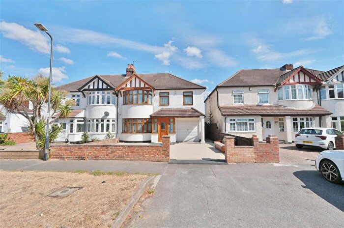 4 Bedroom Semi-Detached House For Sale In Cippenham Lane, Slough, SL1