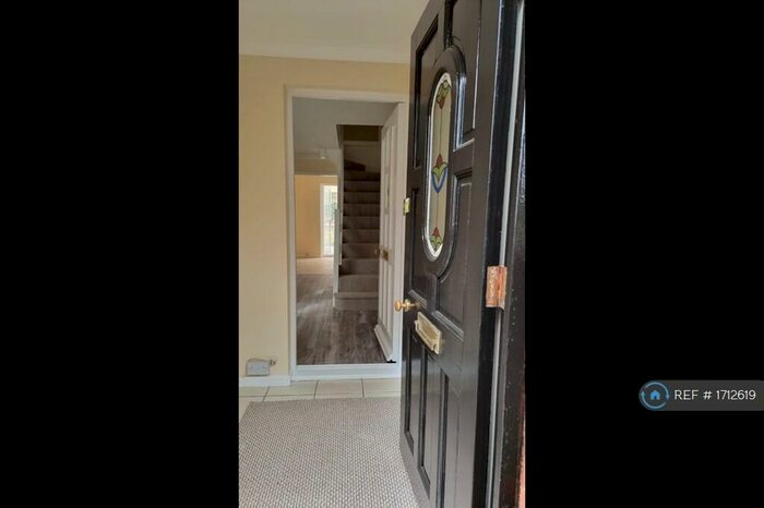 3 Bedroom Semi-Detached House To Rent In Ash Close, Aylesbury, HP20