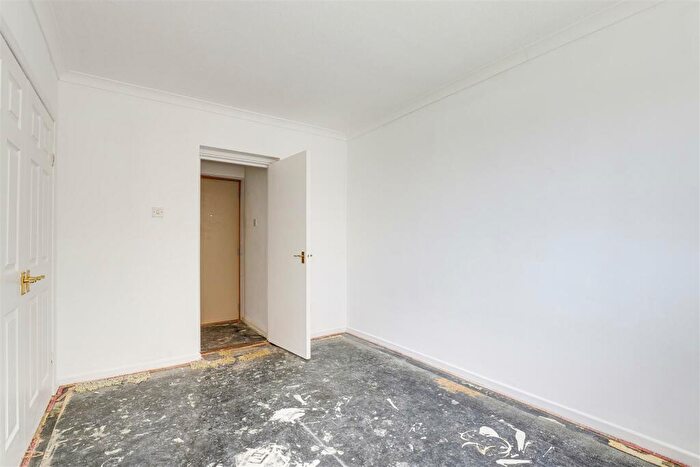 1 Bedroom Flat For Sale In Derwent Crescent, Arnold, Nottinghamshire, NG5