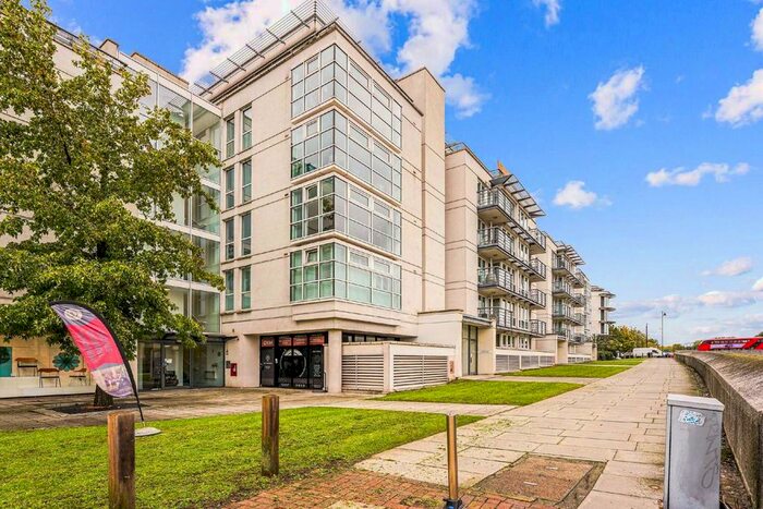 2 Bedroom Flat To Rent In Phoenix Way, London, SW18