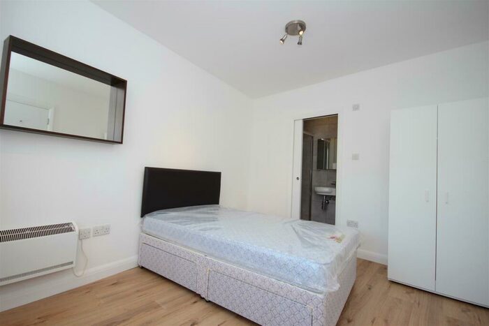 Flat To Rent In High Street, Harlesden, NW10