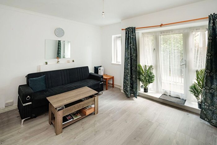 2 Bedroom Flat For Sale In Denmark Road, London, SE5