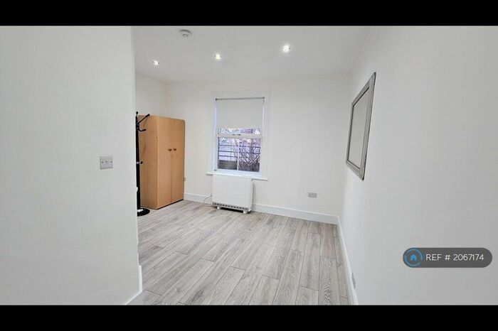 2 Bedroom Flat To Rent In Medlar Court, Slough, SL2