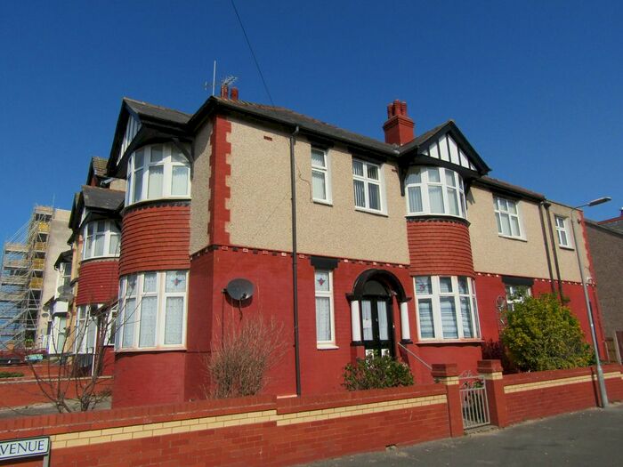 2 Bedroom Flat To Rent In North Avenue, Rhyl, Denbighshire, LL18