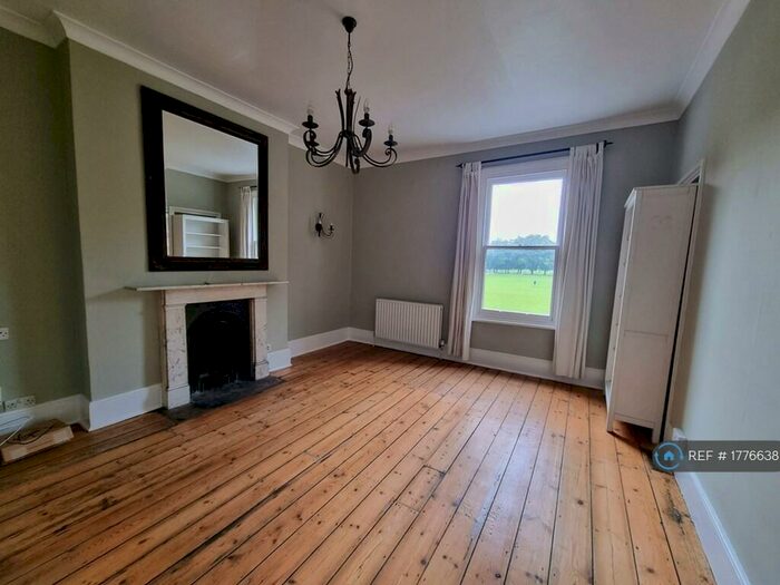 3 Bedroom Flat To Rent In Fairfield West, Kingston Upon Thames, KT1