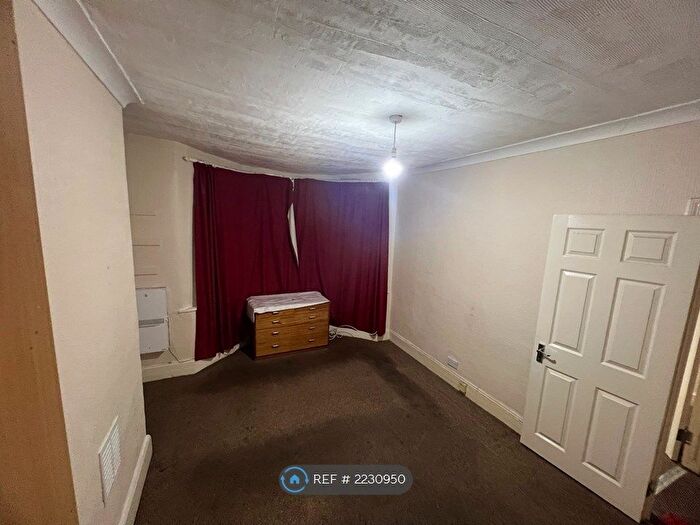 4 Bedroom Terraced House To Rent In Victoria Ave, Hounslow, TW3