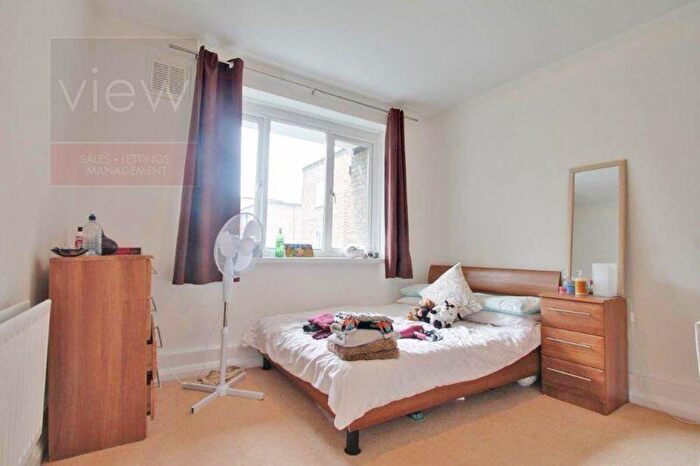 3 Bedroom Flat To Rent In Crosby Row, London, SE1