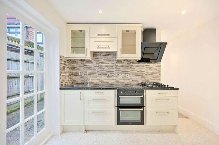 2 Bedroom Flat To Rent In Pagoda Avenue, Kew, Richmond, TW9