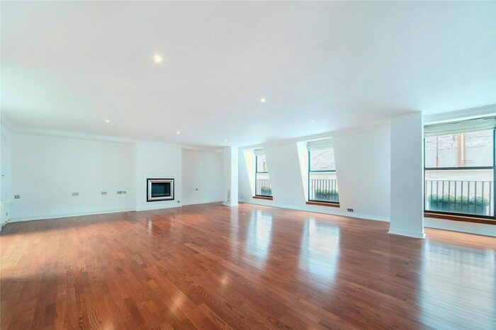 3 Bedroom Flat To Rent In Piccadilly, Mayfair, W1J