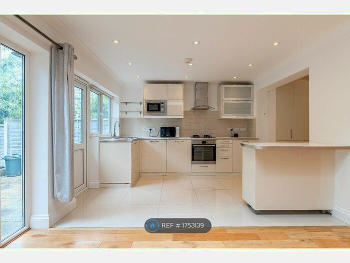 4 Bedroom Semi-Detached House To Rent In Cambridge Road, New Malden, KT3