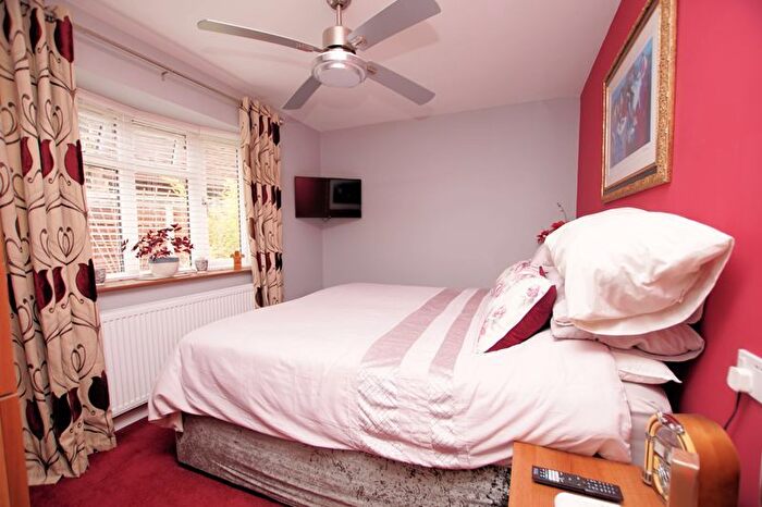2 Bedroom Detached Bungalow For Sale In Place House Close, Fareham, PO15