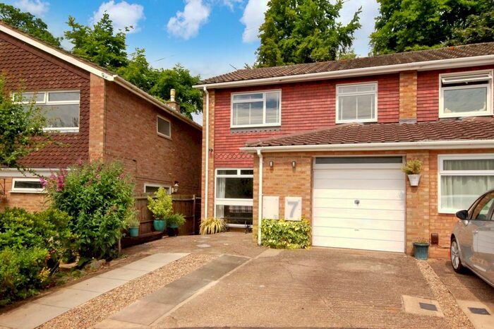 4 Bedroom Property To Rent In Bramble Close, Harpenden, AL5