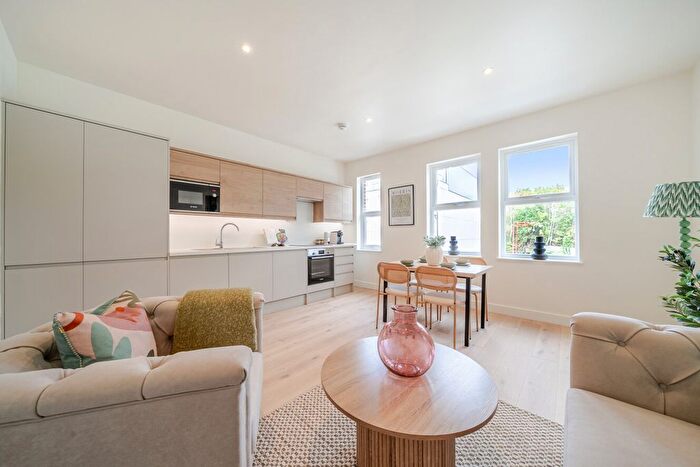 2 Bedroom Flat For Sale In Kingston Road, London, SW20