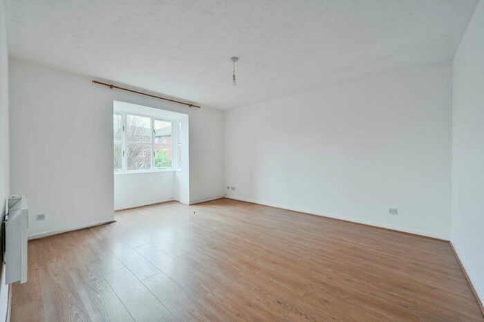 2 Bedroom Flat To Rent In Monet Court, Bermondsey, London, SE16