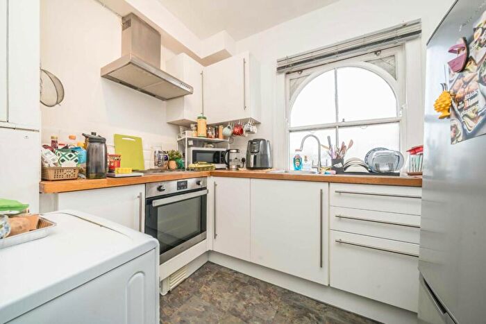 1 Bedroom Flat For Sale In Bridle Close, Kingston Upon Thames, KT1